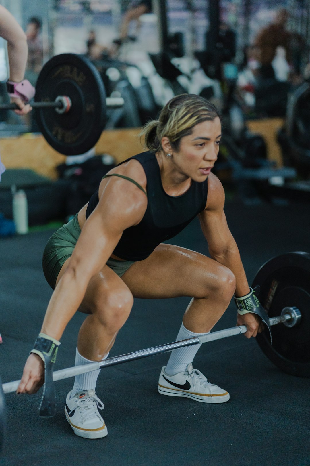 woman-lifting-a-barbell-in-a-gym-q2sunz-gwqu